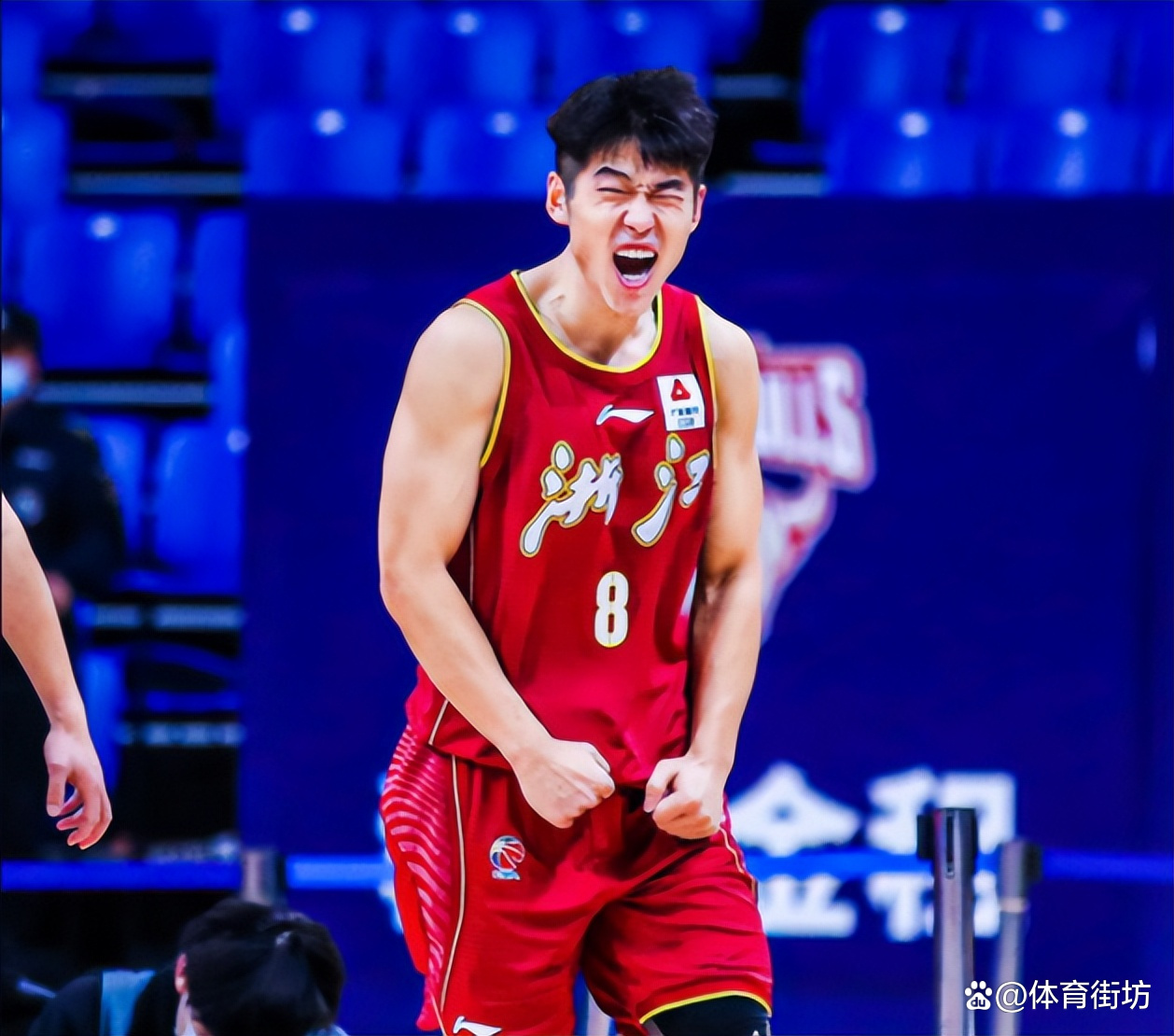 包含重磅！广厦男篮围绕法国杯官宣签约波特兰开拓者清晨主帅复盘，穆雷与30激战中国队分钟的词条
