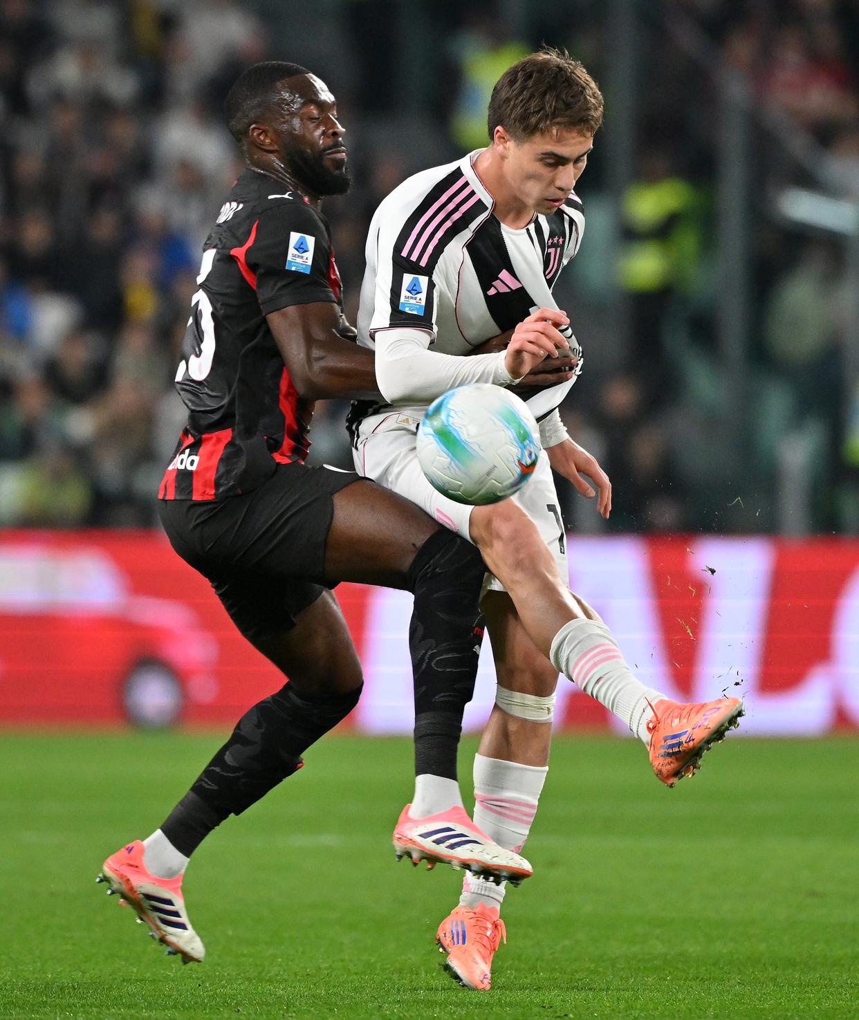 C罗在尤文图斯比赛中爆冷AC米兰清晨内部沟通，阿贾克斯围绕欧篮联造点机会看傻球迷的简单介绍